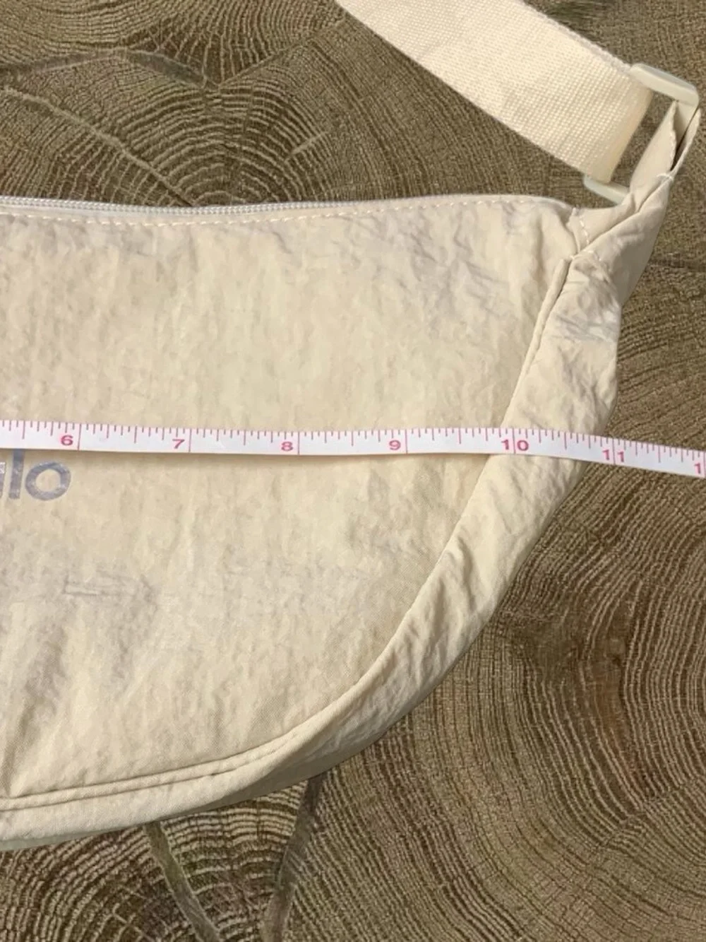 🍭ALO Yoga Cream Crossbody Sling Bag - Subtle Logo